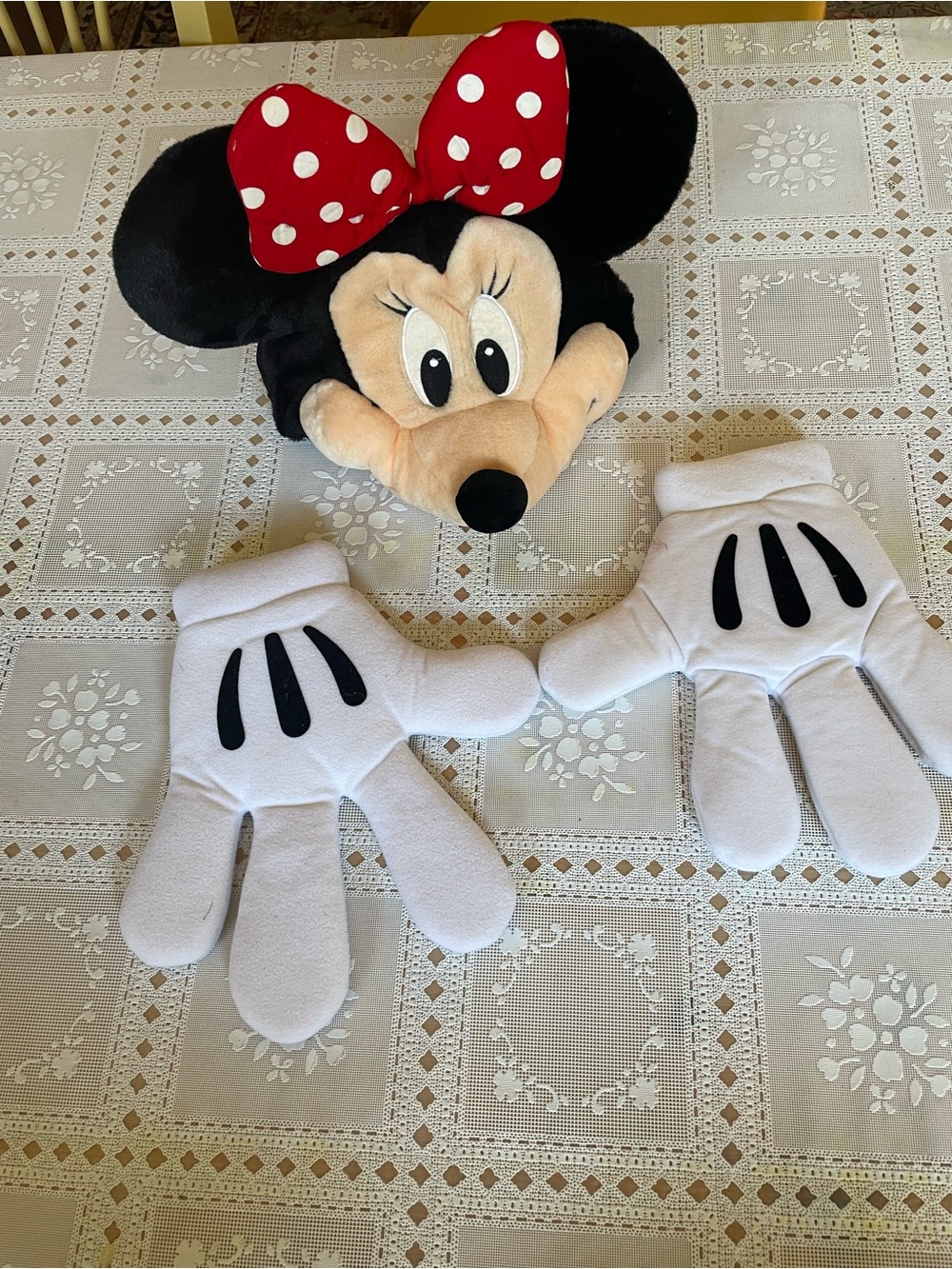 Disney Minnie Mouse Plush hat with White Character Gloves